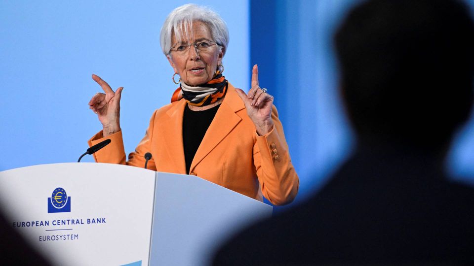ECB's topchef: Stigende usikkerhed gør det svært at forpligte sig til ...