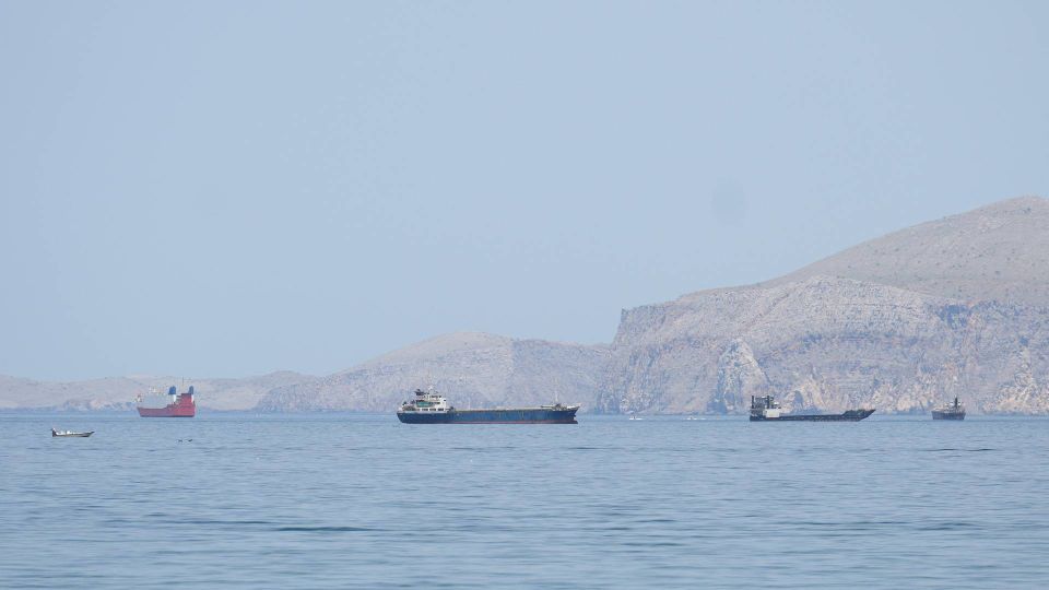 Hürmüz Boğazı civarında geçiş yapan tankerler — sigorta primi gerilimi ve İran onayı şartı