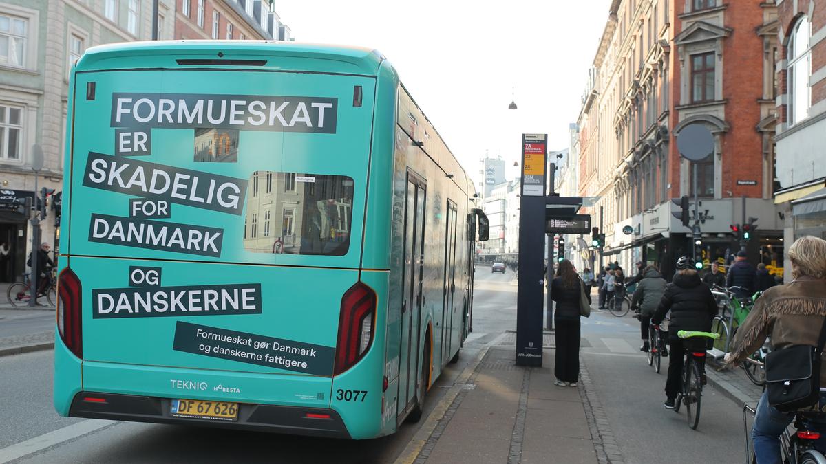 Bus med budskaber om formueskat under valgkampen i 2026