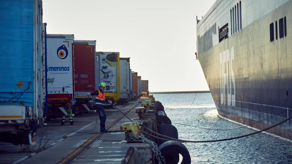 DFDS feribotu Trieste limanında — Avrupa-Mısır-Körfez multimodal rotası kilit halkası