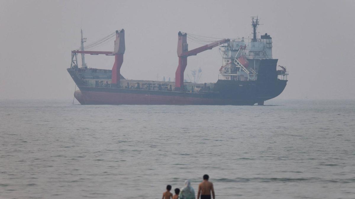 Iran blacklists 45 tankers, threatens fines and cargo confiscation