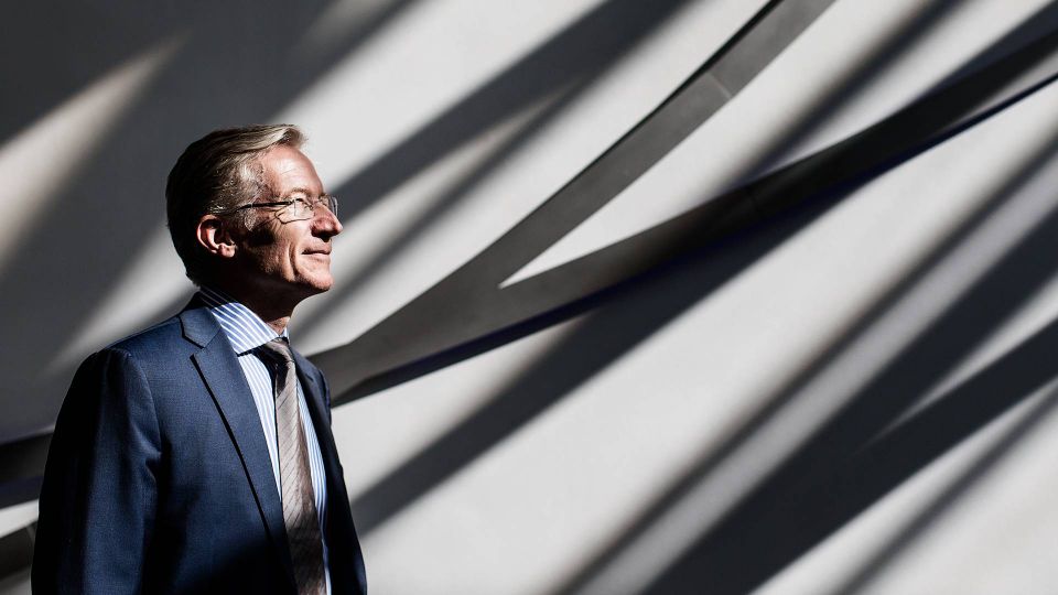 Lars Rasmussen afviser at have for mange opgaver i Coloplast: 