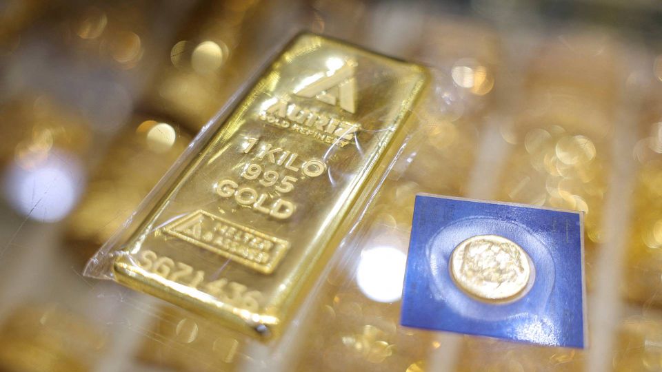 Gold hits six‑month low as investors turn to tech IPOs and brace for higher US rates