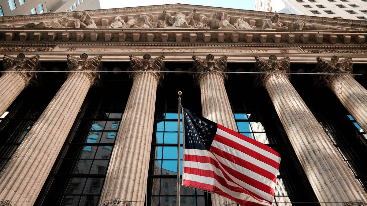 Big investors step up North American direct lending as retail money retreats