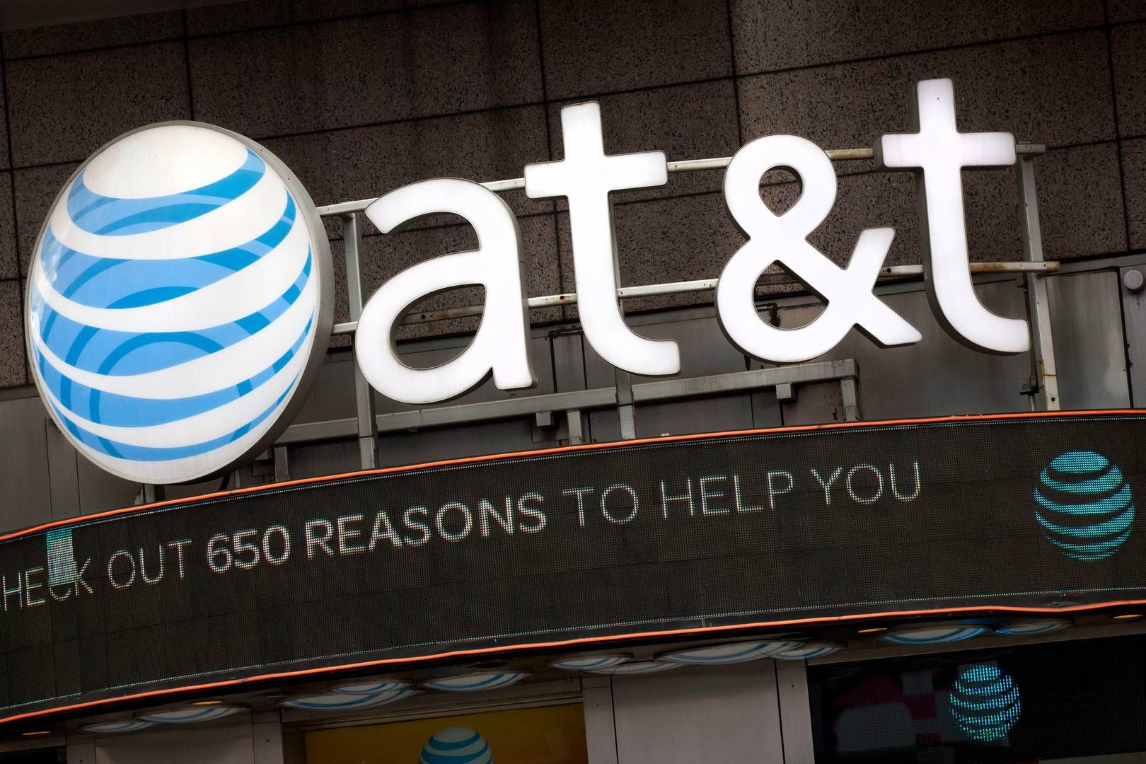 AT&T ramt af gamle synder - aktien dykket til laveste niveau i tre årtier