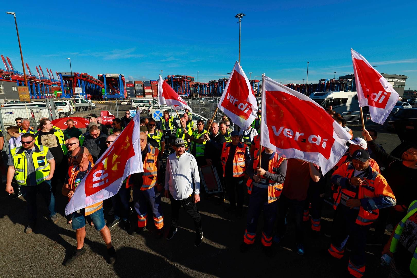 Tyske havnearbejdere i fagforbundet ver.di under en strejke i juli sidste år i havnen i Hamborg. | Foto: Christian Charisius/AP/Ritzau Scanpix