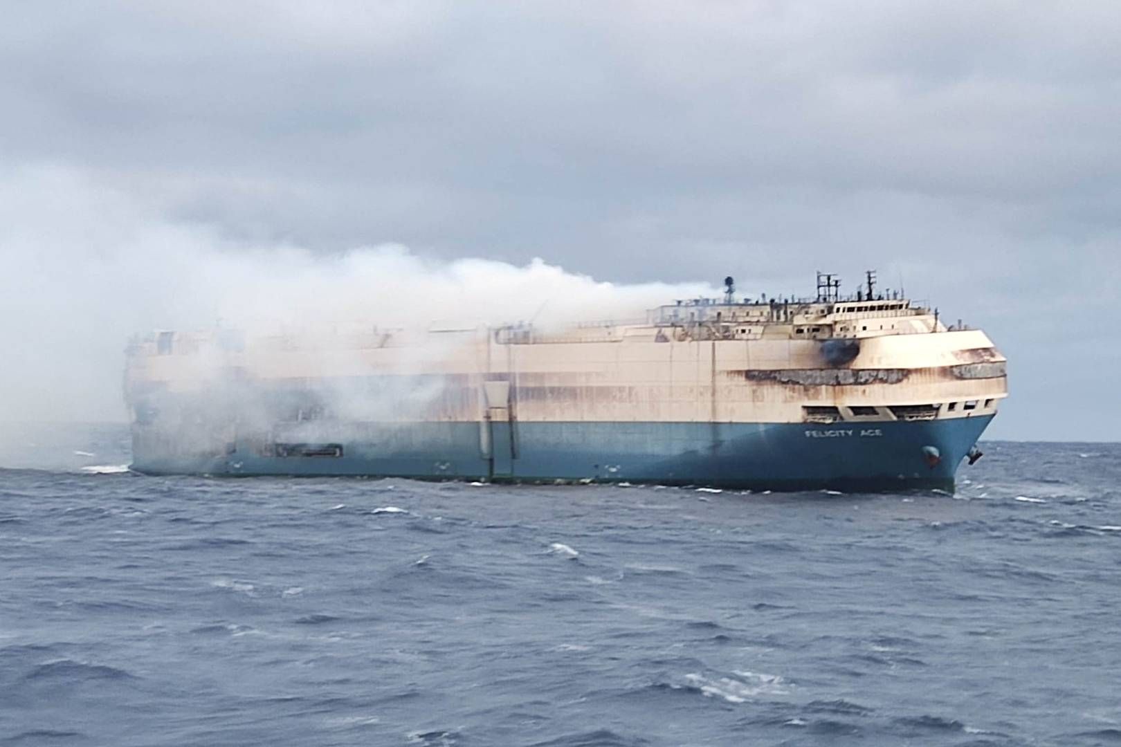 Skibet Felicity Ace, som var på vej fra Emden i Tyskland, hvor Volkswagen har en fabrik, til Davisville i den amerikanske stat Rhode Island, brænder mere end 100 km fra Azorerne i Portugal den 18. februar 2022.