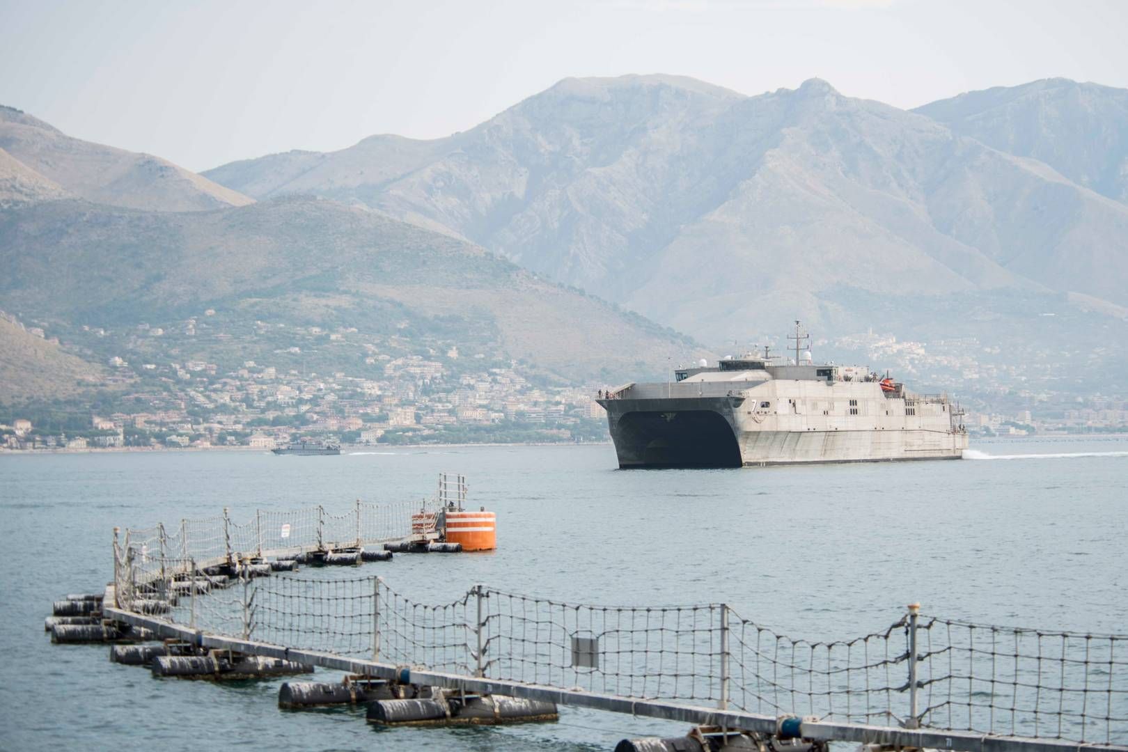 Den amerikanske flådes transportskib USNS Carson City ved en tidligere lejlighed på vej mod Napoli's Gaeta havn i Italien. | Foto: U.s. Navy photo by Mass Communication Specialist 2nd Class Donavan K. Patubo