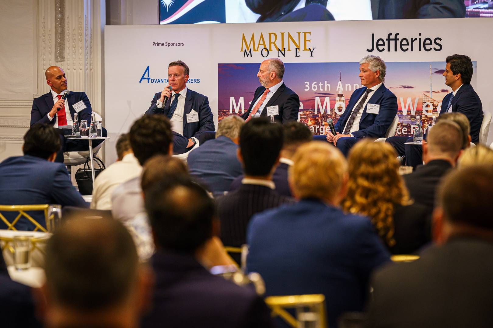 Fra venstre: Moderator Omar Nokta, adm. direktør i Frontline Management Lars Barstad, adm. direktør i Ardmore Shipping Anthony Gurnee, adm. direktør i Hafnia Mikael Skov og adm. direktør i d'Amico International Shipping Carlos Balestra di Mottola. | Foto: Foto: Marine Money