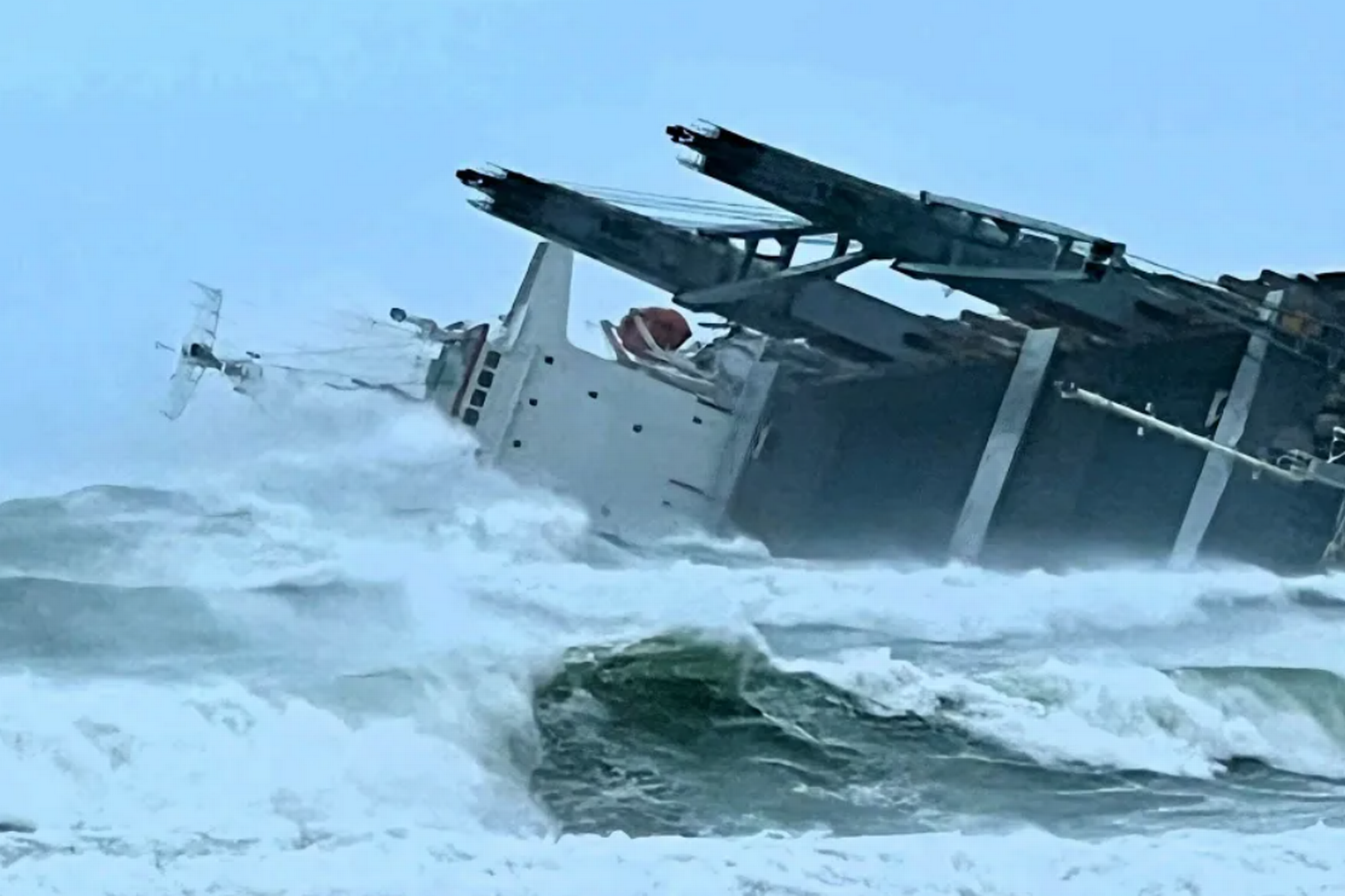 Seneste billede fra de maritime sikkerhedsmyndigheder i Sydafrika, South African Maritime Safety Authority (SAMSA) om det strandede skib Ultra Galaxy, der er langtidschartret af Ultrabulk. | Foto: South African Maritime Safety Authority (SAMSA).