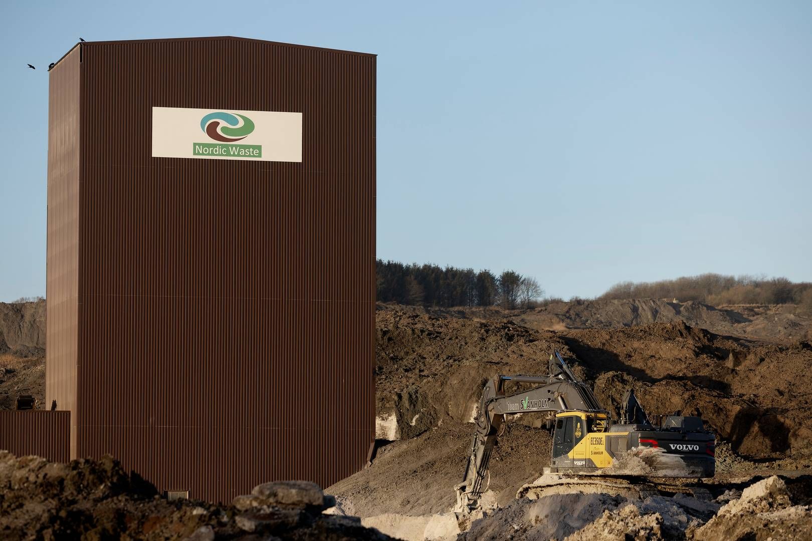Oliemilliardæren Torben Østergaard og hans United Shipping & Trading Company var hovedaktionær i Nordic Waste gennem logistikvirksomheden SDK Freja frem til konkursen af Nordic Waste i januar 2024.