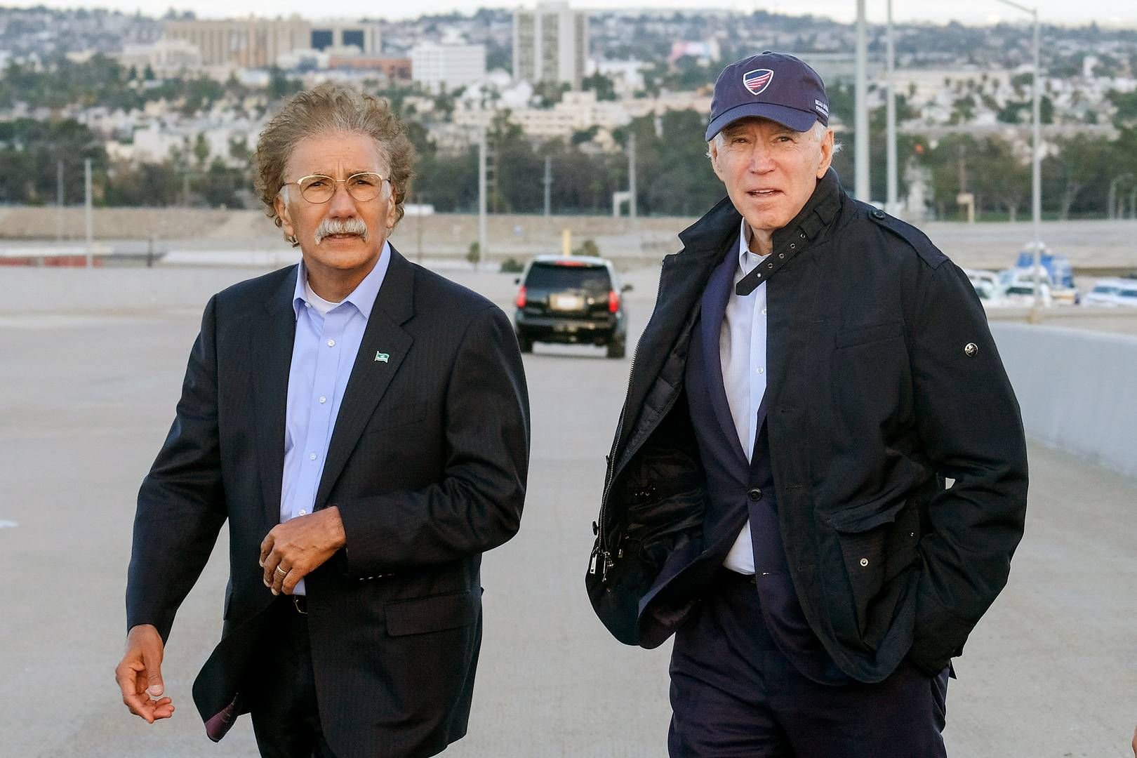 Mario Cordero (til venstre) har de seneste måneder kunnet mærke tydeligt, hvordan rederierne har forberedt sig på en potentiel strejke på østkysten. | Foto: Ringo H.w. Chiu/AP/Ritzau Scanpix