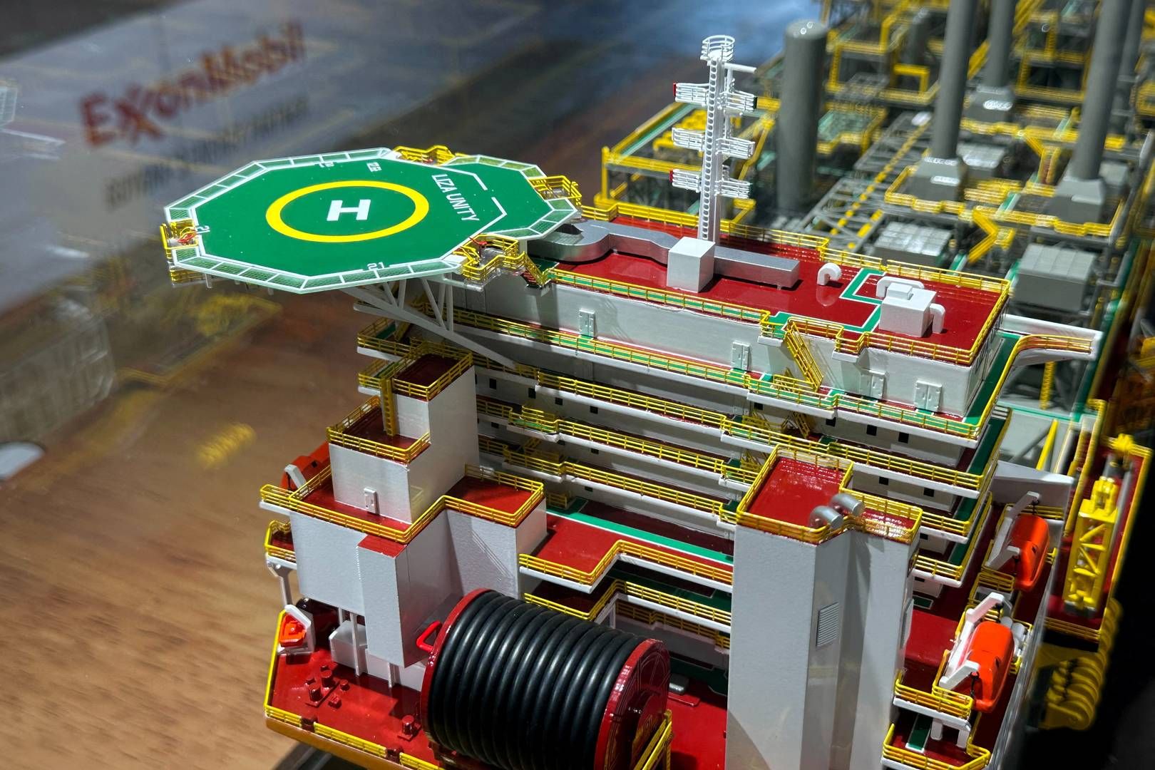 ExxonMobil begyndte producere fra Liza-feltet i Starbroek-blokken i slutningen af 2019. (Her er en model af en olieplatform fra Liza-feltet). Siden da er driften i Liza-feltet blevet udvidet, og produktionen i Payara-feltet er blevet tilføjet. I alt producerer tre FPSO'er (Floating Production, Storage and Offloading ships) i øjeblikket olie i Starbroek-blokken, skriver Bimco.
