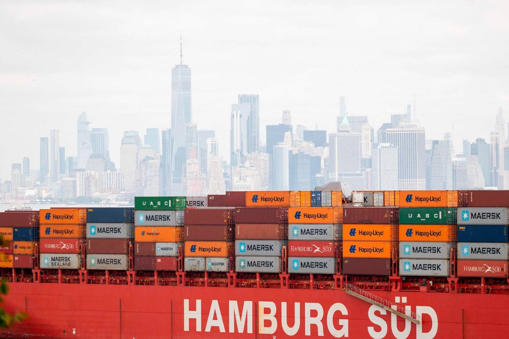 Et containerskib ligger forankret i New York Harbor, mens det venter på, at Newarks havn genåbner, efter at medlemmer af International Longshoremen's Association, eller ILA, begyndte at gå fra jobbet. | Foto: Spencer Platt/AFP/Ritzau Scanpix