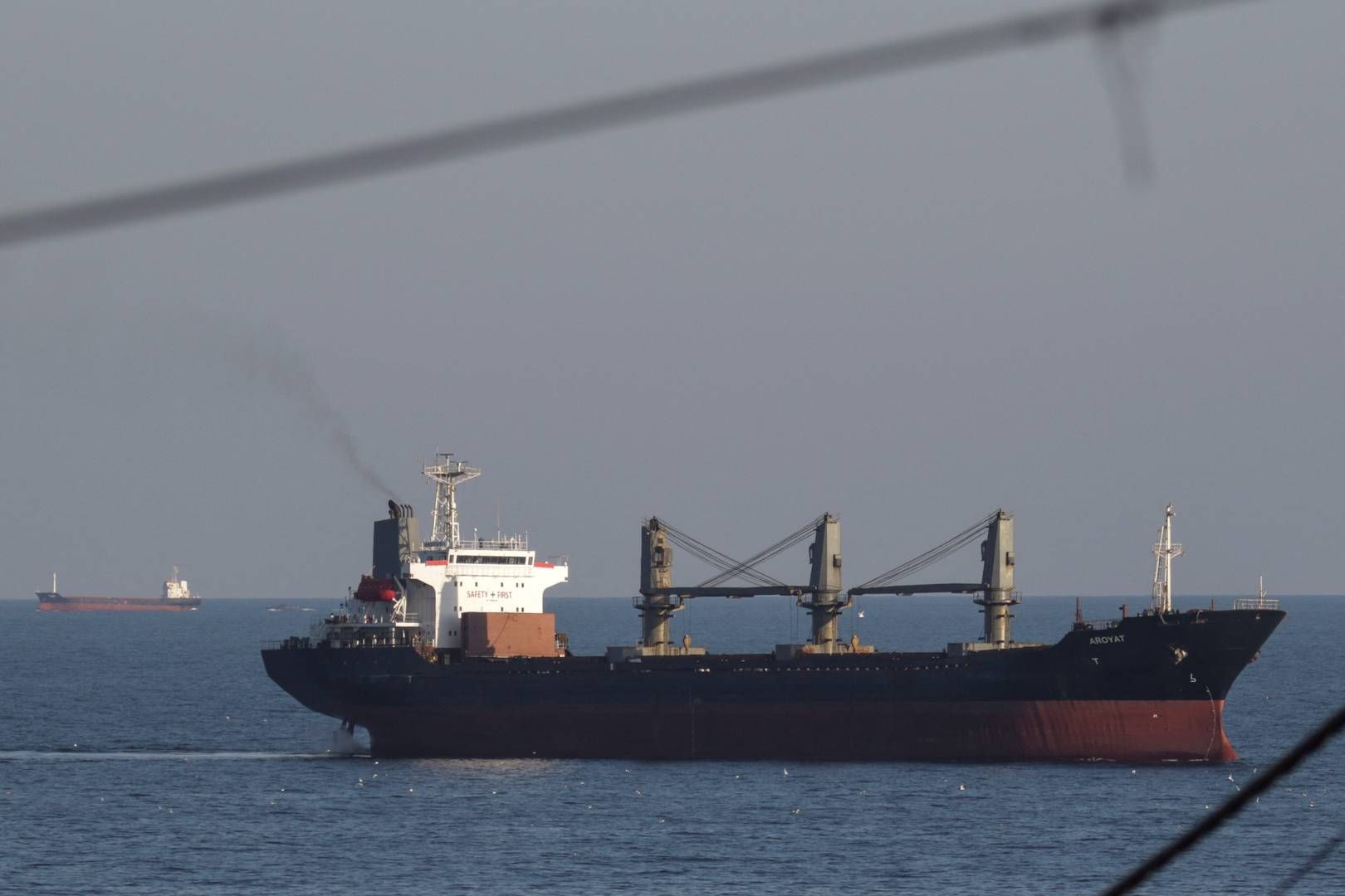 Det Palau-flagede tørlastskib Aroyat og Resilient Africa ankommer til havnen i Chornomorsk for at laste korn, den 16. september 2023. | Foto: Stringer/Reuters/Ritzau Scanpix
