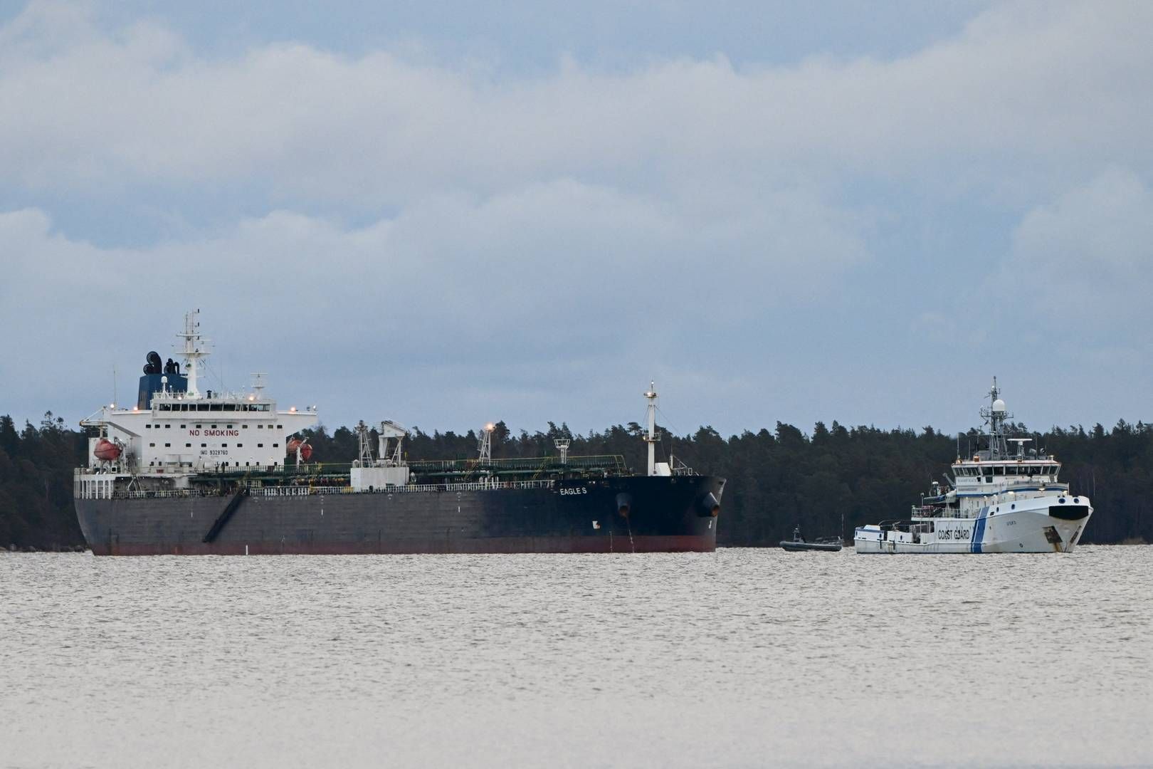”Eagle S.” ligger for anker ud for den finske by Borgå i Den Finske Bugt. | Foto: Jussi Nukari/Reuters/Ritzau Scanpix