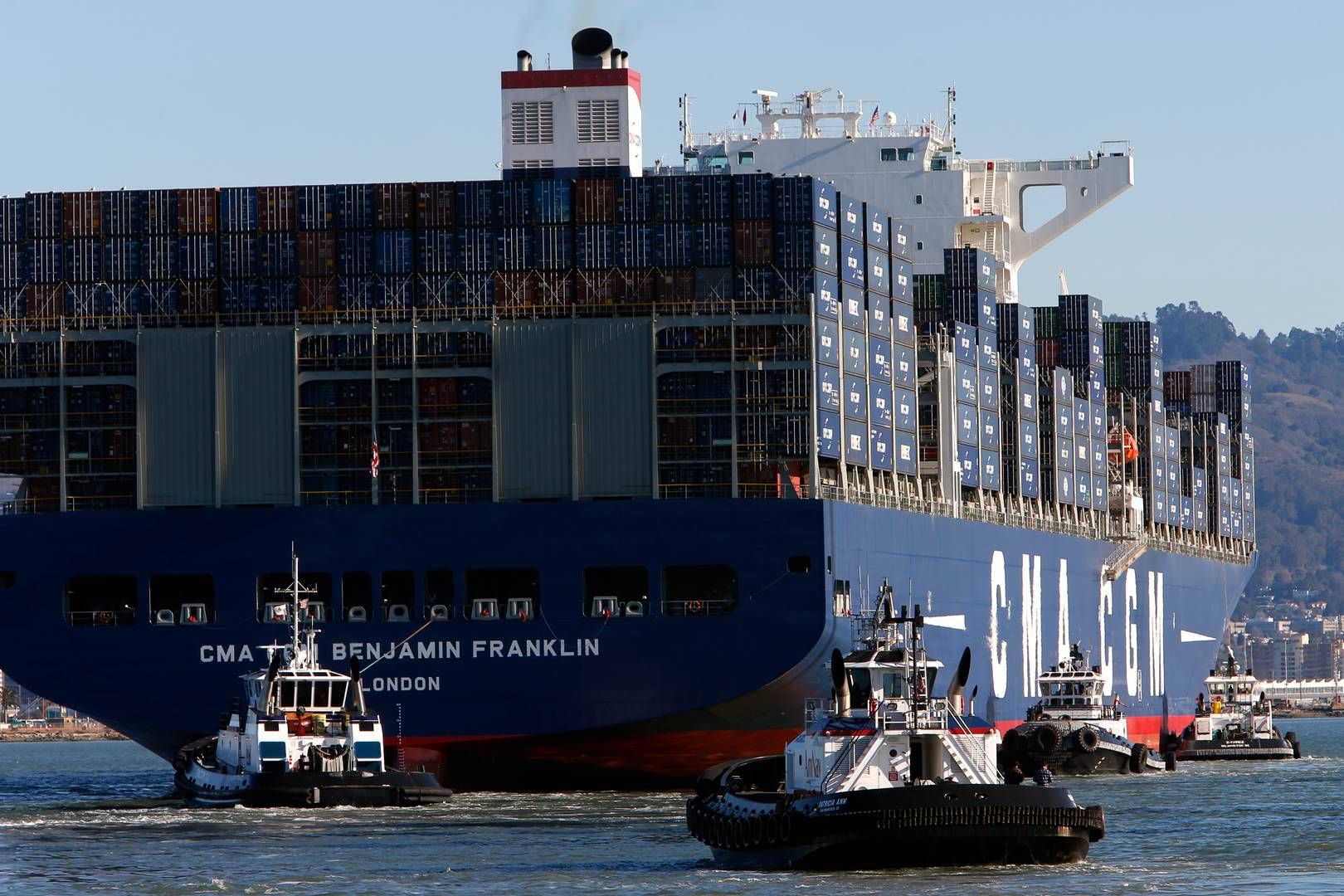 CMA CGM-skibet Benjamin Franklin, det ottende største fragtskib i verden, sejler ind i San Francisco Bay for at lægge til i Oaklands havn, torsdag d. 31. december 2015. | Foto: Michael Macor/AP/Ritzau Scanpix