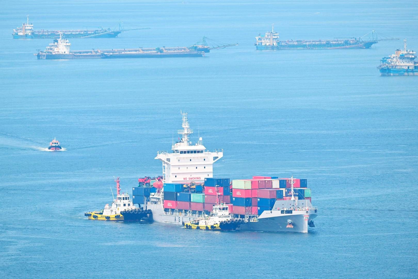 Et containerskib ankommer til havnen i Manila på Filipinerne. | Foto: Ted Aljibe/AFP/Ritzau Scanpix