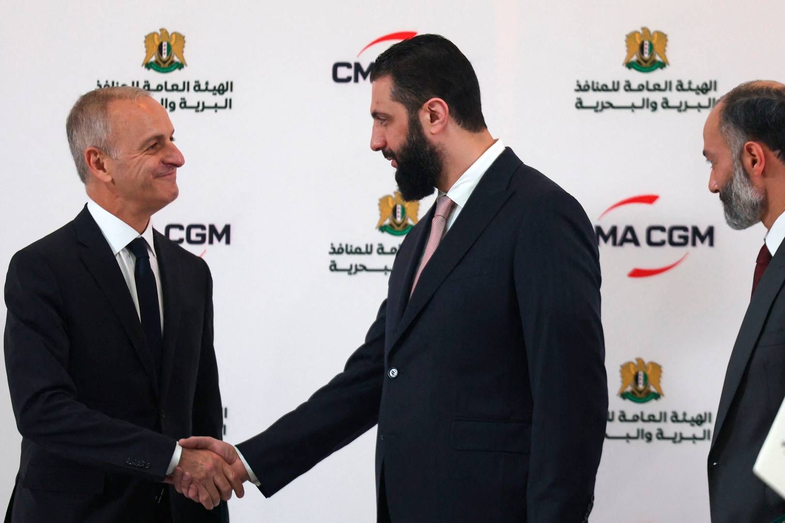 Syriens nye leder, Ahmed al-Sharaa, giver hånd til Joseph Dakak, regional direktør for CMA CGM, i forbindelse med underskrivelsen af den 30-årige kontrakt om investeringer i den syriske havn Latakia. | Foto: Omar Haj Kadour/AFP/Ritzau Scanpix
