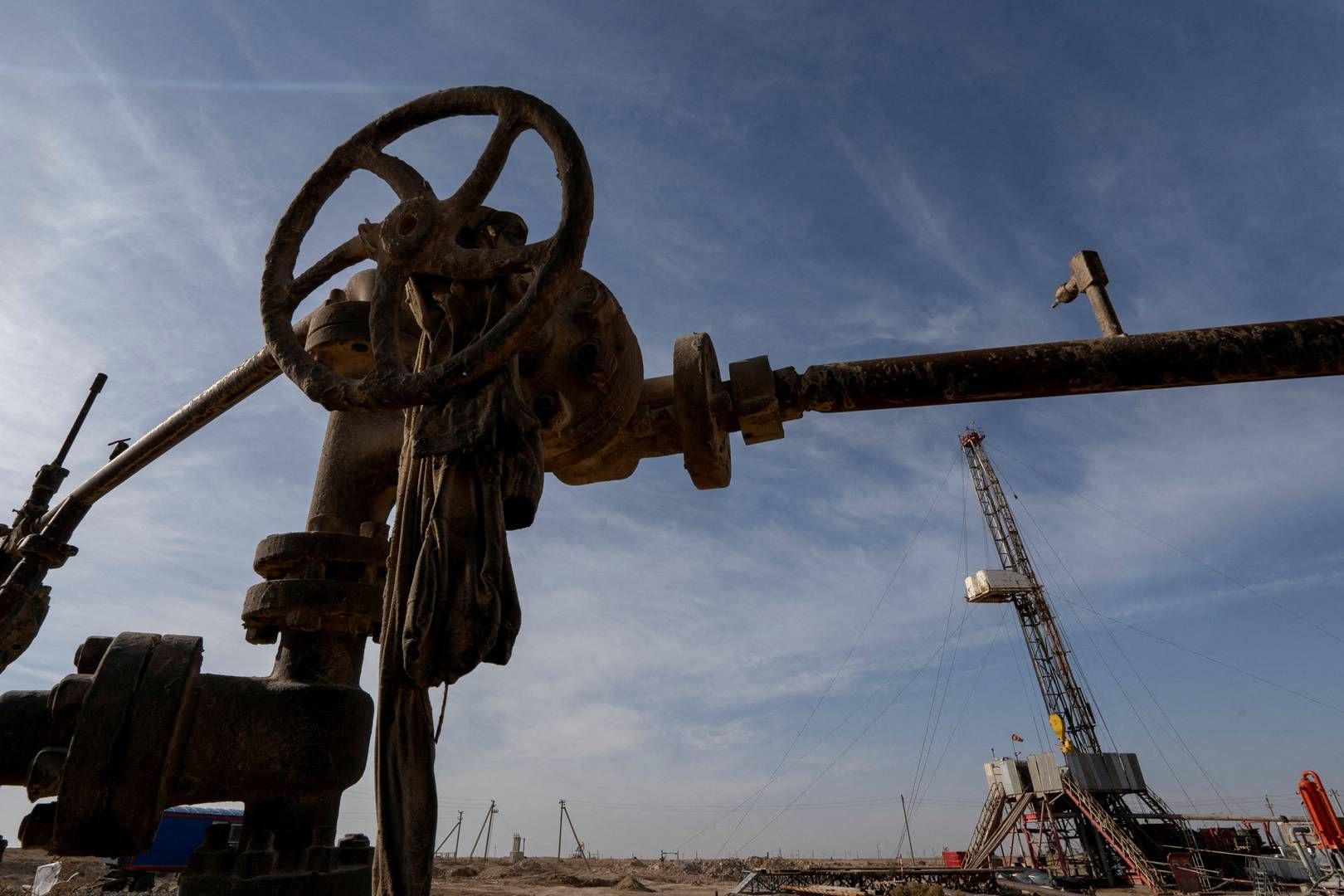 Tirsdag fik de store skovbrande i Canada investorerne til at sende oliepriserne op med 2 pct., men her til morgen er prisen for nedadgående | Foto: Turar Kazangapov/Reuters/Ritzau Scanpix