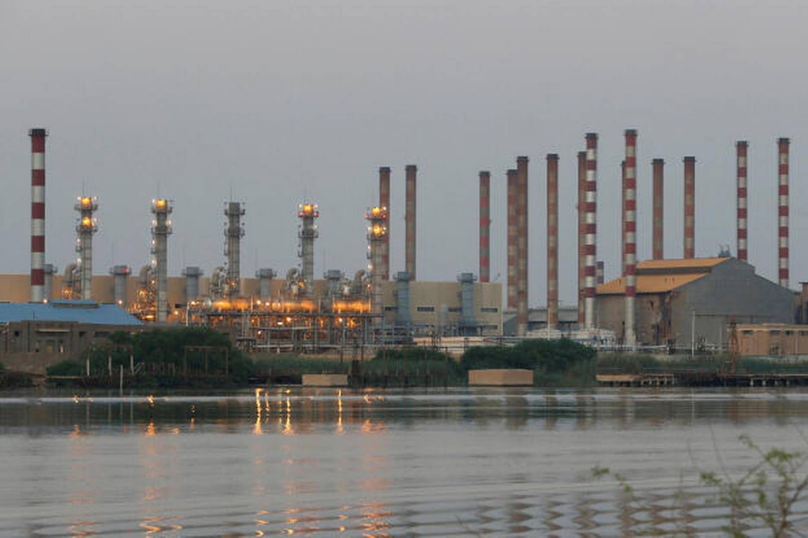 Abadan-olieraffinaderiet i det sydvestlige Iran. Den største aftager af olie fra Iran er Kina. | Foto: Reuters/Essam Al-Sudani