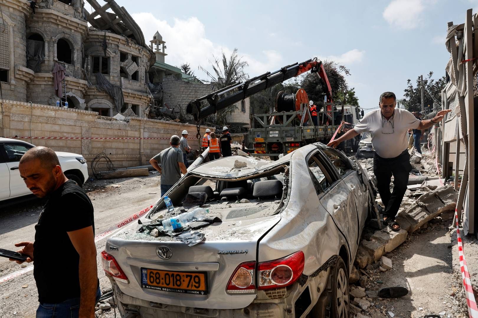 Israelere går gennem ruiner søndag efter et iransk gengældelsesangreb. | Foto: Ammar Awad