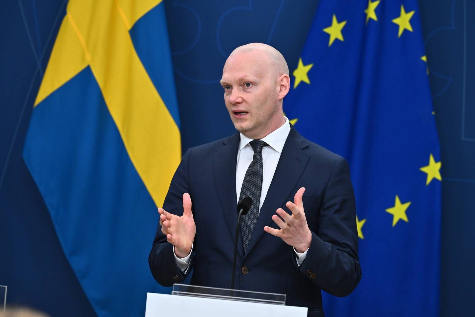 ”Det är rimligt att det här är i lag och inte en myndighet som fattar beslut om det eftersom det handlar om stora ingrepp i hushållens beslut men också inte helt obetydliga ingrepp i hur ekonomin fungerar", säger Niklas Wykman, finansmarknadsminister. | Foto: Tt