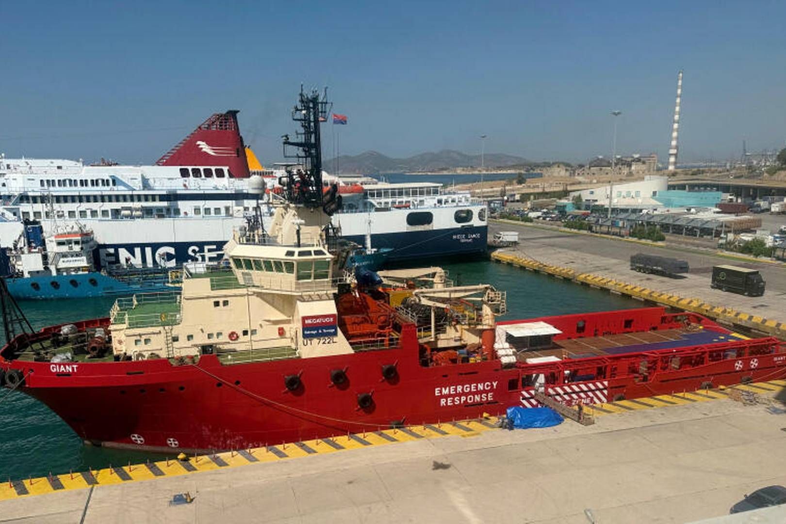Bjærgningsfartøjet Giant er fortøjet i havnen i Piræus, før det sejler til Det Røde Hav for at hjælpe med maritime ulykker efter Houthi-angrebene. | Foto: Greek Shipping Ministry/Reuters