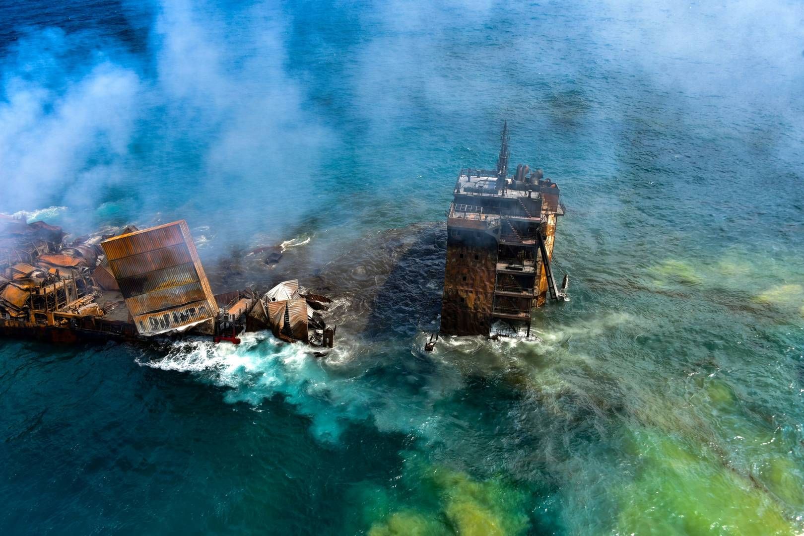 The sinking of the feeder ship X-Press Pearls off the coast of Sri Lanka in 2021 has had very serious consequences for the environment, marine life, and local communities. | Foto: Sri Lanka Airforce