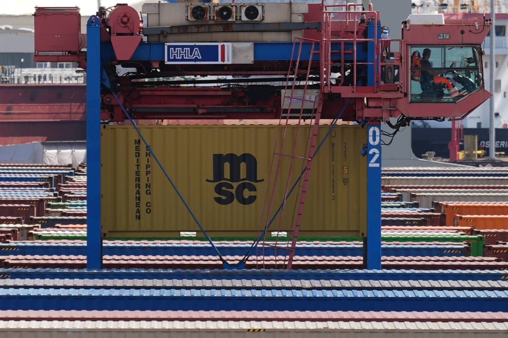 9. juli 2025, Hamborg: En lastbil transporterer en container fra rederiet MSC mellem utallige containere på Tollerort-containerterminalen i Hamborgs havn. | Foto: Marcus Brandt