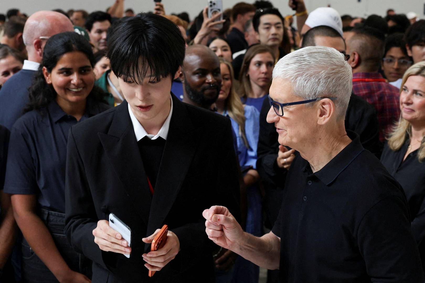 Apple-topchef Tim Cook (t.h.) præsenterede i går flere nye produkter, der inden længe også rammer de danske elektronikvirksomheder. | Foto: Manuel Orbegozo