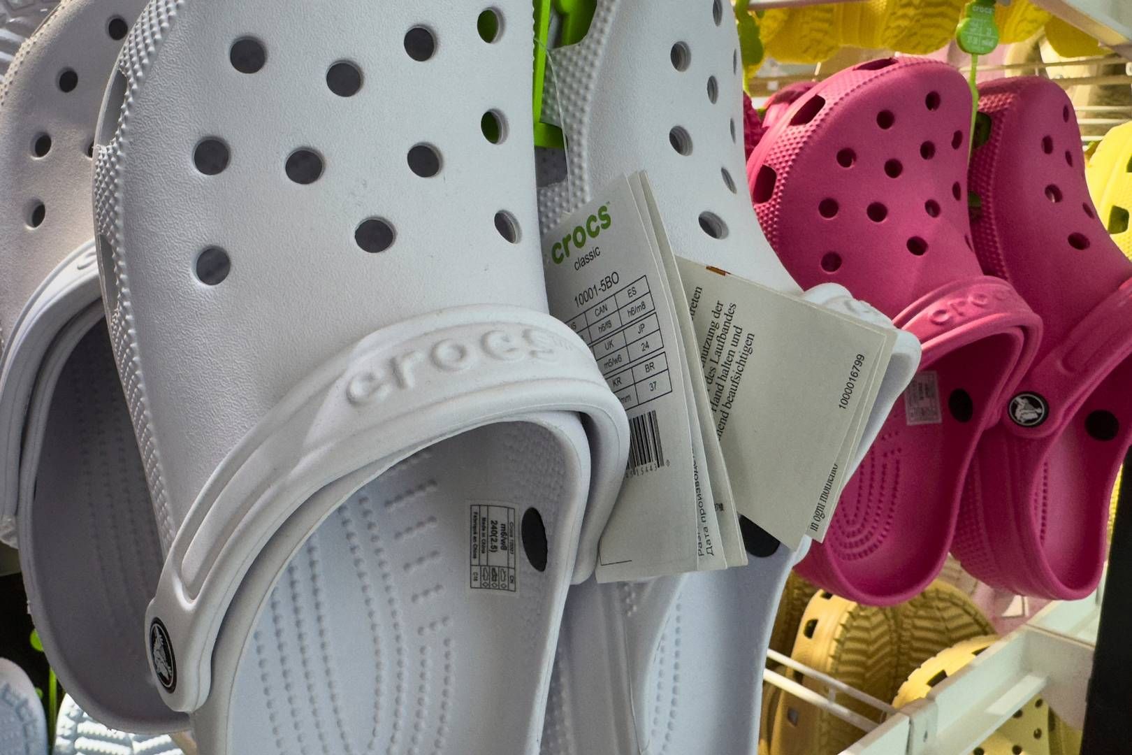 Crocs står bag de typisk farverige fritidssko med åndehuller, der for det meste er enten elsket eller hadet blandt iagttagere. | Photo: Andy Wong