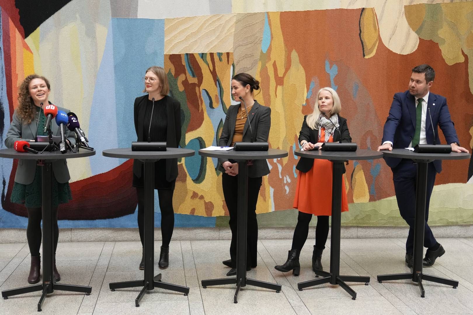 Pressekonferanse om budsjettenigheten natt til onsdag. Fra venstre ...