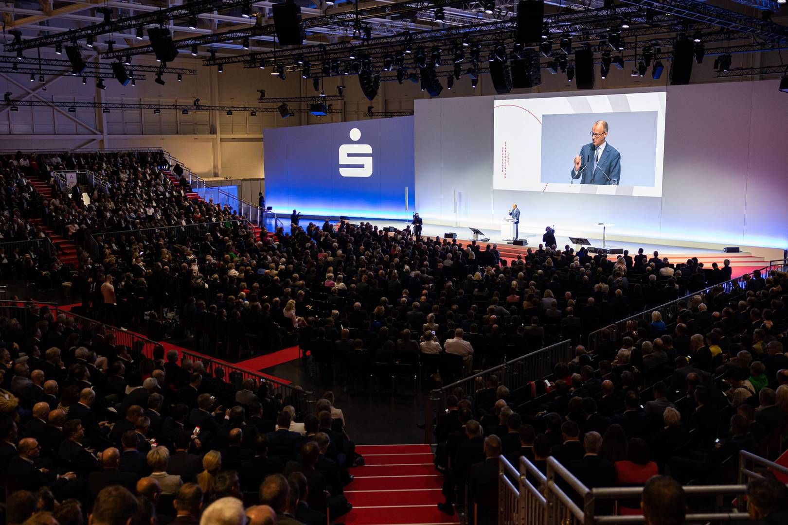 Da war er noch nicht Kanzler: Friedrich Merz als Gastredner auf dem Deutschen Sparkassentag in Hannover 2023. | Photo: picture alliance/dpa | Michael Matthey