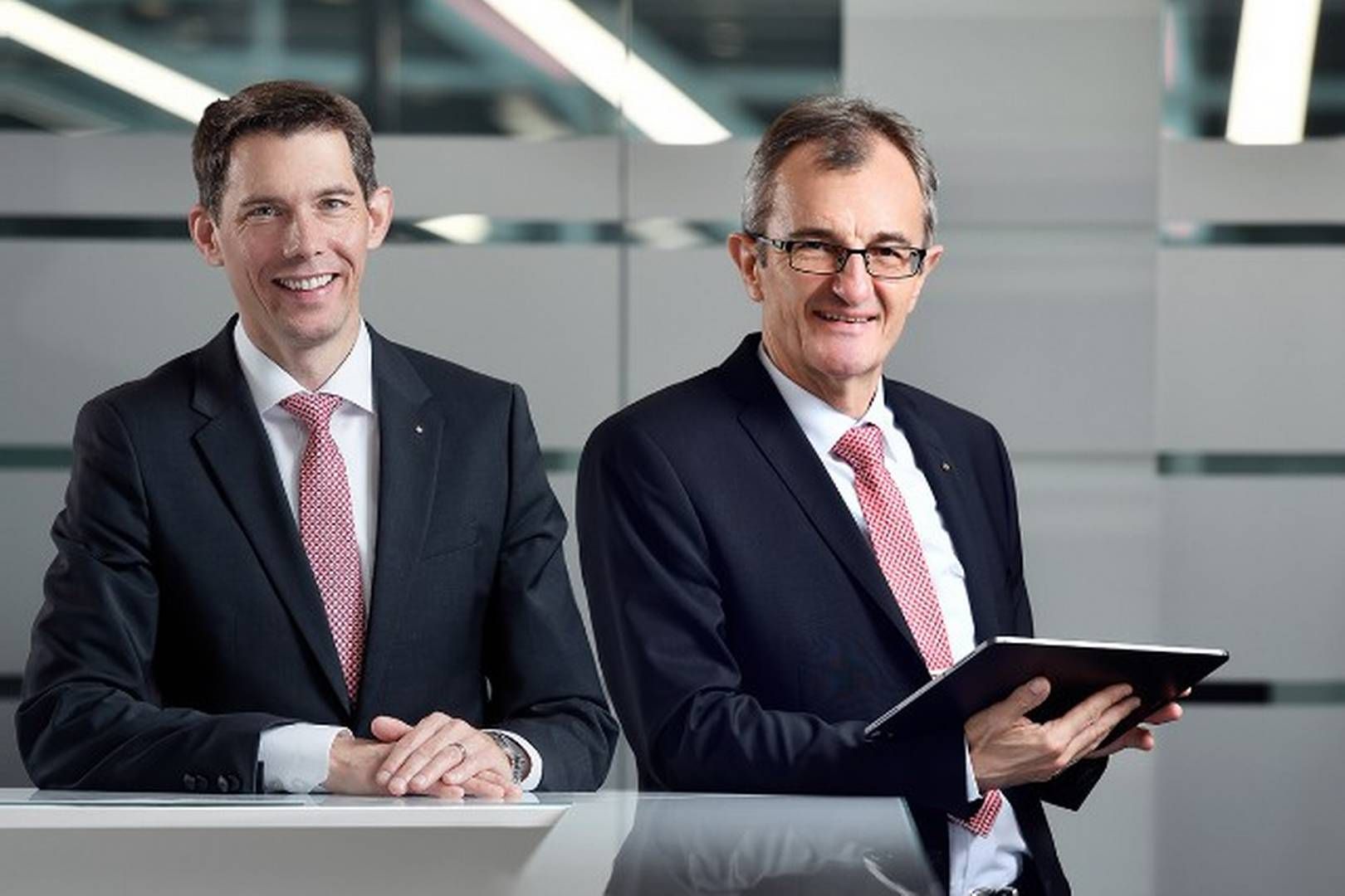 Der Nachfolger und sein Vorgänger: Steffen Potstada übernimmt den Vorstandsvoristz der Sparkasse Kulmbach-Kronach von Harry Weiß. | Foto: Sparkasse Kulmbach-Kronach