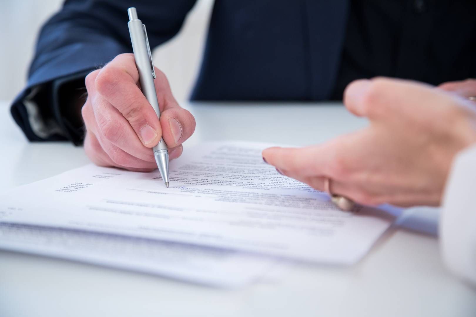 Ausbildungsvertrag: Angehende Bankkaufleute lernen besonders häufig bei den Sparkassen. | Foto: picture alliance / dpa Themendienst | Christin Klose