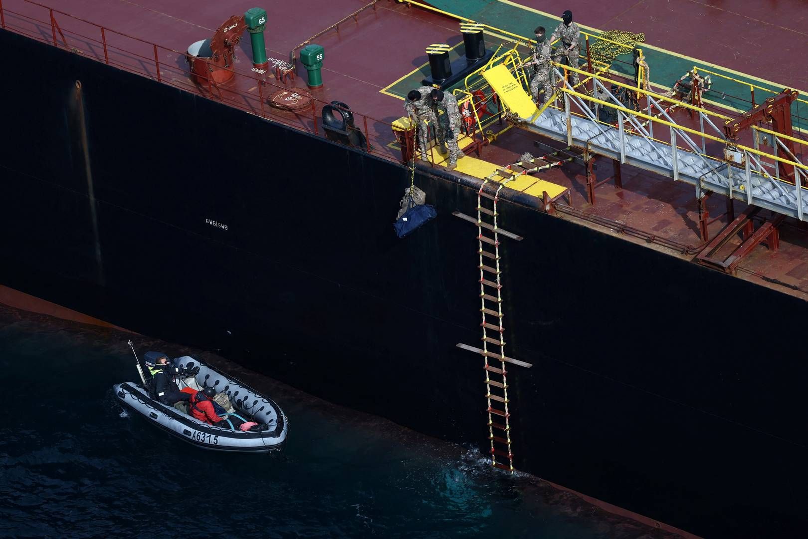 French soldiers unload sacks from an oil tanker suspected of belonging to the shadow fleet. Now the number of ships involved in the illegal oil trade has been reduced to the lowest level in ten years. REUTERS/Stephane Mahe | Foto: Stephane Mahe
