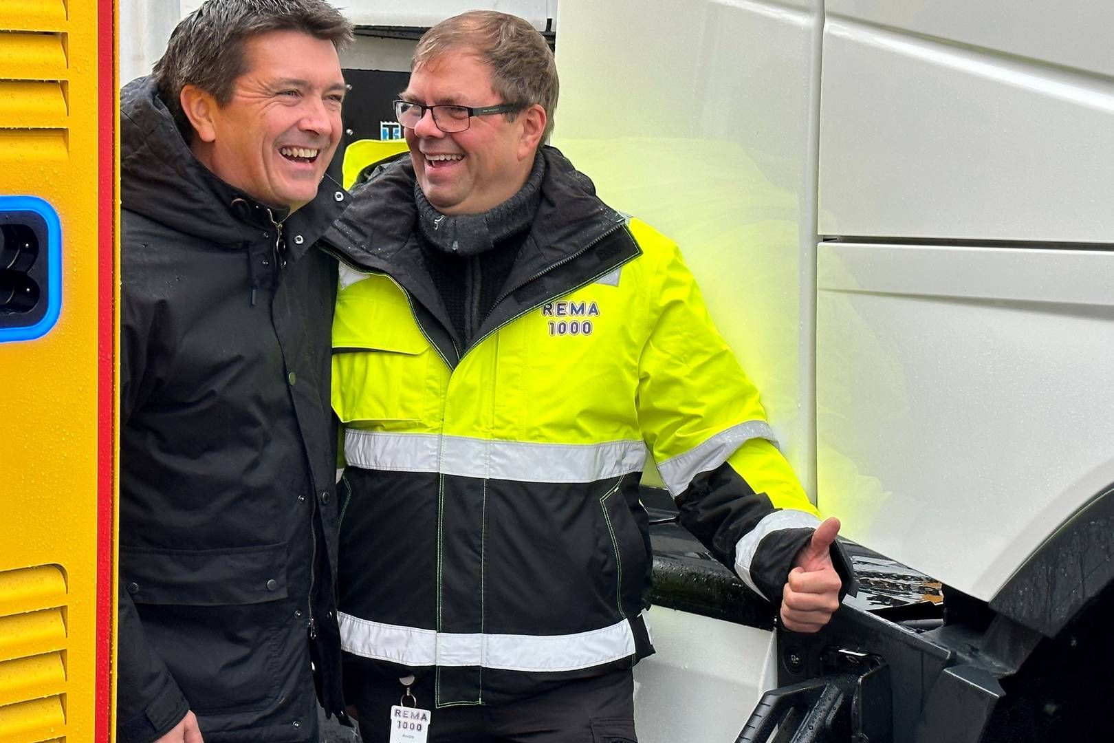 VEKST: Ole Robert Reitan (til venstre), administrerende direktør i Reitan Retail, har tro på at forretningsområdet Uno-X Mobility skal vokse videre og større, også ut i Europa. Her fra etablering av Uno-X Mobilitys første tungbillader ved Rema 1000s distribunal på Vestby i 2023. | Foto: Gøril Huse / HandelsWatch