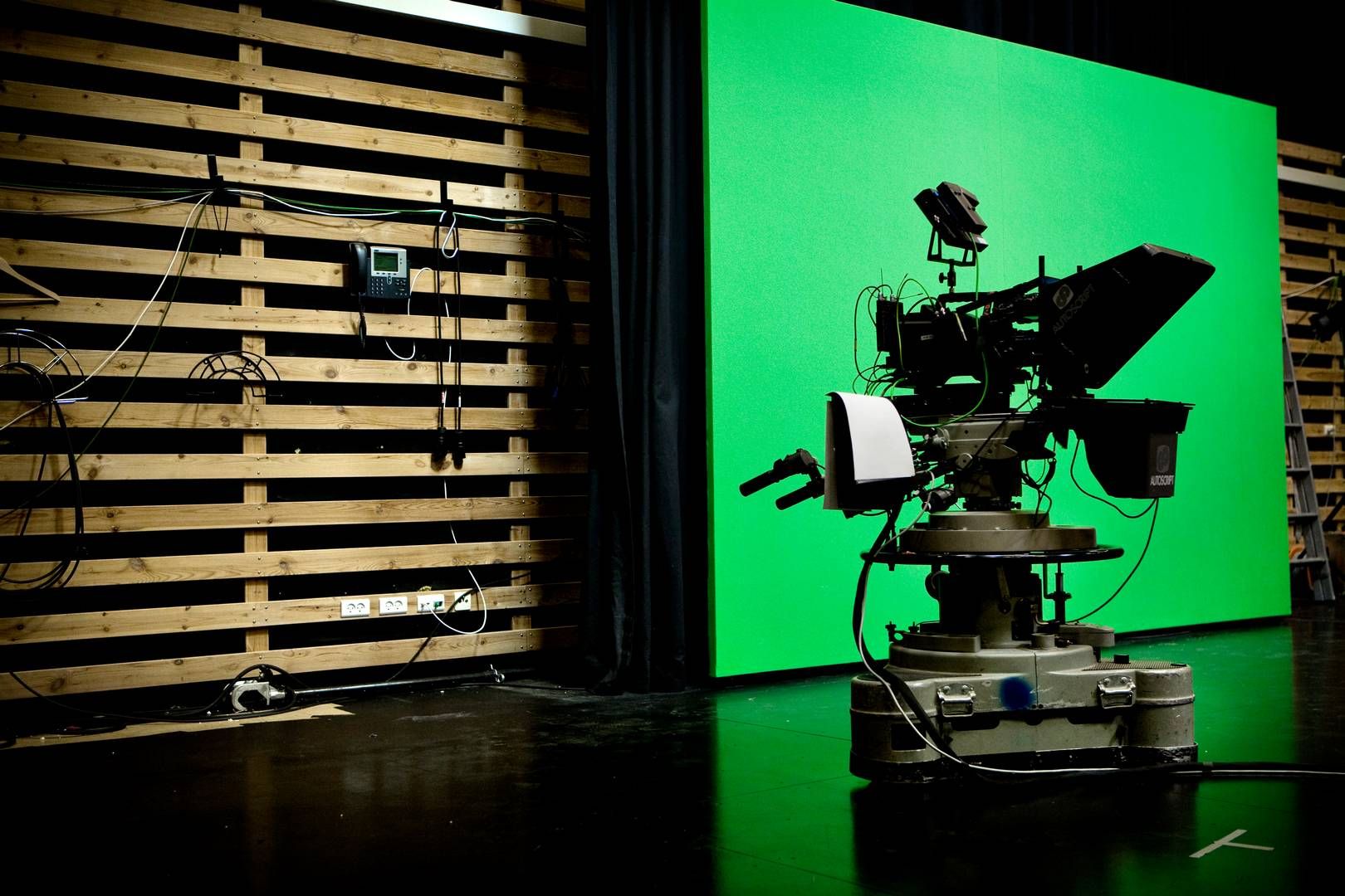 Da Deluca gik konkurs midt i produktionen af "Hvide Sande" i 2023, endte SF Studios med at færdiggøre sæsonen for TV 2. | Foto: Tobias Selnæs Markussen