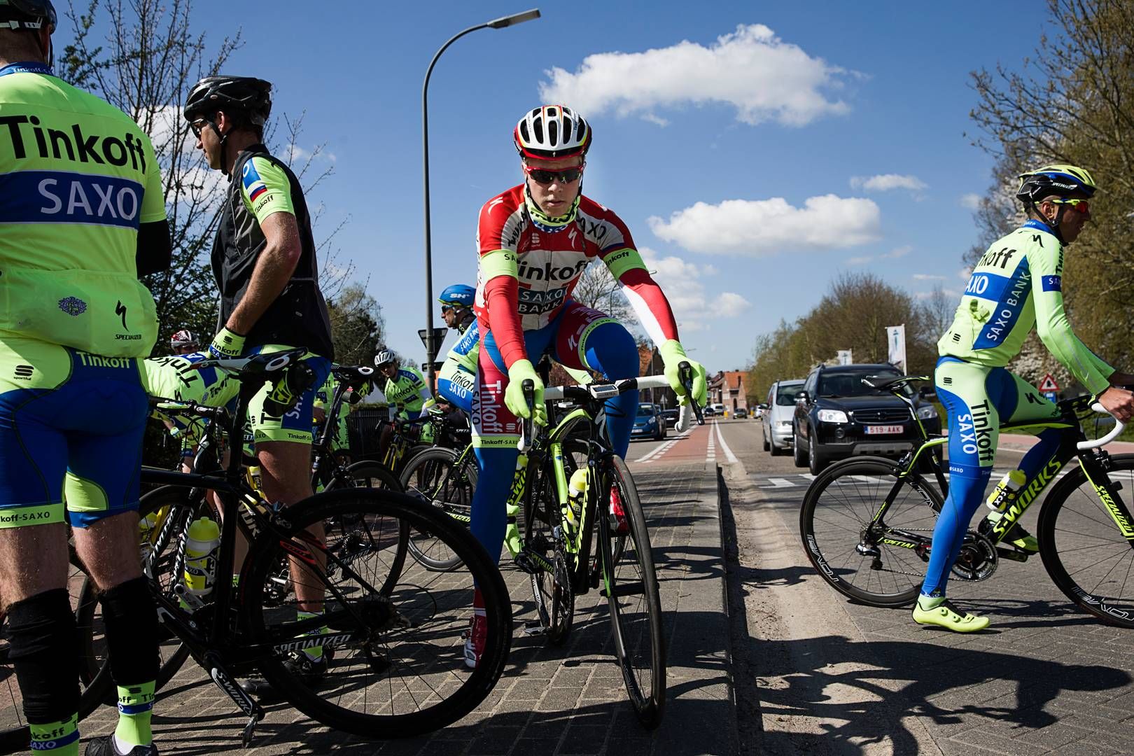 Cykelrytter Michael Valgren (i midten) ejede 45 pct. af Form Plus op til konkursen i efteråret 2022. Efterfølgende overtog hans kone og svigerfamilie aktiverne fra konkursboet og har sidenhen drevet selskabet de seneste lidt over tre år. | Foto: Gregers Tycho