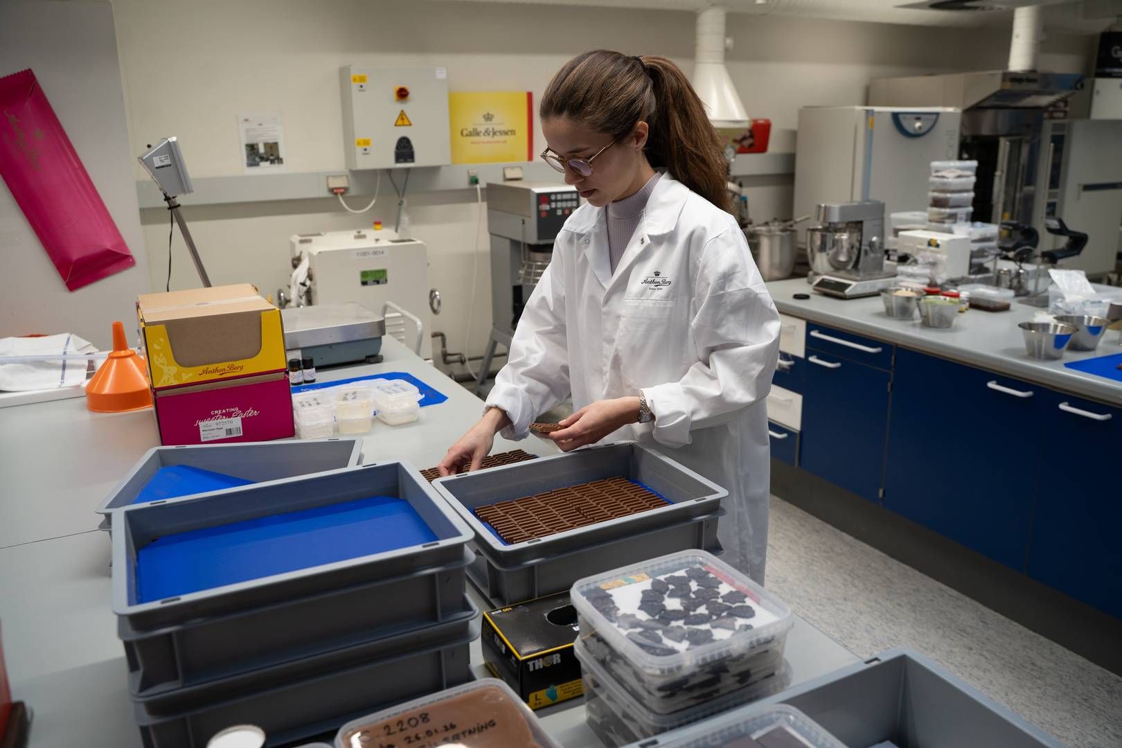 ”Toms Gruppen er en interessant størrelse. Vi er store nok til at have betydelig udviklings- og produktionskapacitet, men samtidig arbejder vi målrettet på at bevare agiliteten, så vi hurtigt kan reagere på trends i markedet,” fortæller produktudvikler i Toms Gruppen, Camilla Brandt Thomassen. Foto: Sophie Lund Møller.