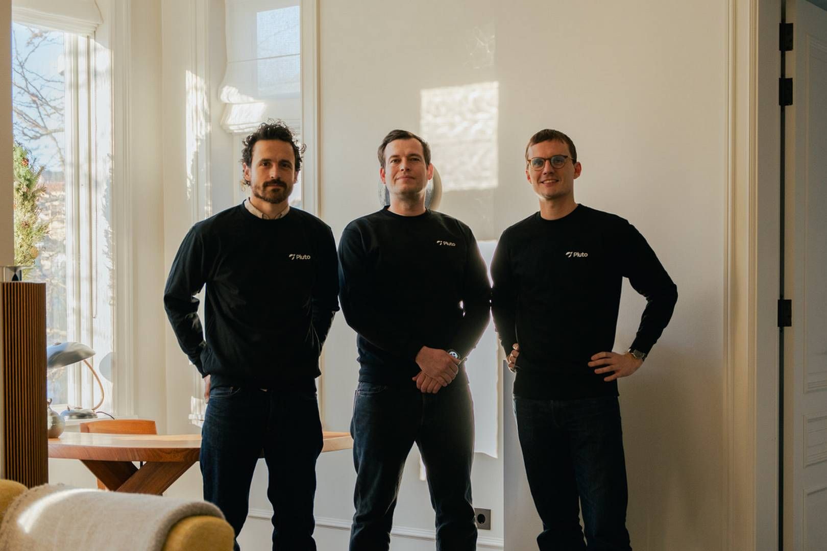 Investeringsplatformen Pluto Markets er stiftet af Oscar Vingtoft (th.) og Joakim Bruchmann (i midten) i 2021. Her i selskab med fodboldspiller Thomas Delaney (tv.), der bliver investor i platformen. | Foto: Pluto / PR