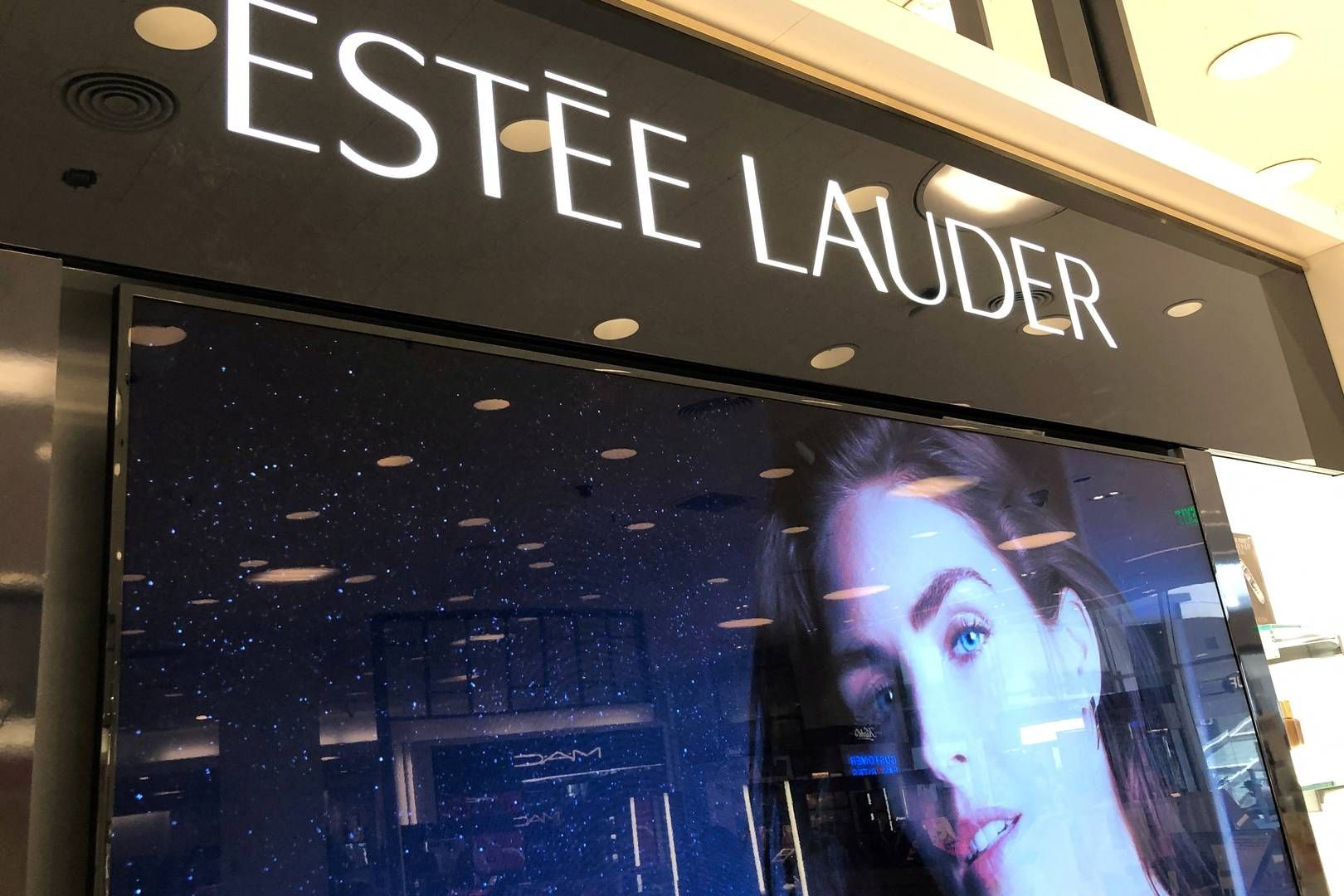 Estée Lauder blev grundlagt tilbage i 1946 af øgteparret Joseph og Estée Lauder. Koncernen ejer i dag også brands som Donna Karen og Clinique. | Photo: Lucy Nicholson