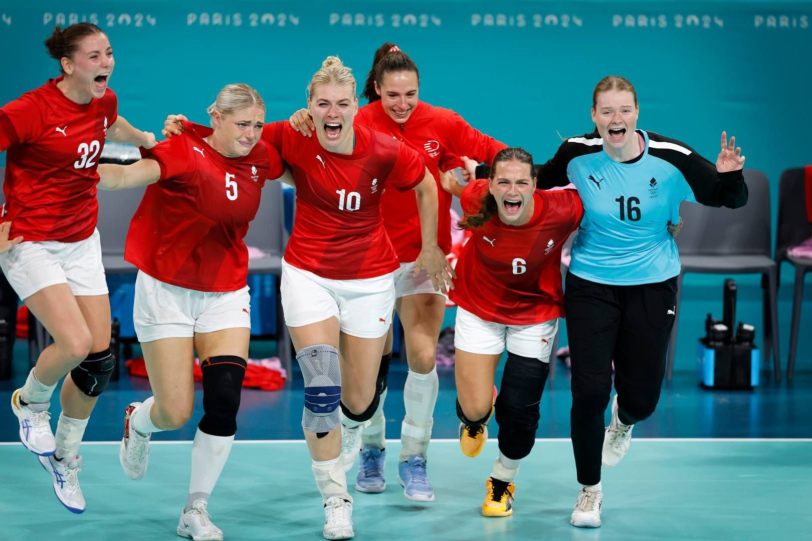 Her ses landsholdspillerne Mie Højlund, Sarah Iversen, Kathrine Heindahl, Louise Burgaard, Helena Elver og Althea Reinhardt til OL i Paris 2024, hvor Danmark slog Sverige i bronzekampen. Fremover kan de få juridisk rådgivning af Dreiststorgaard. | Foto: Jens Dresling
