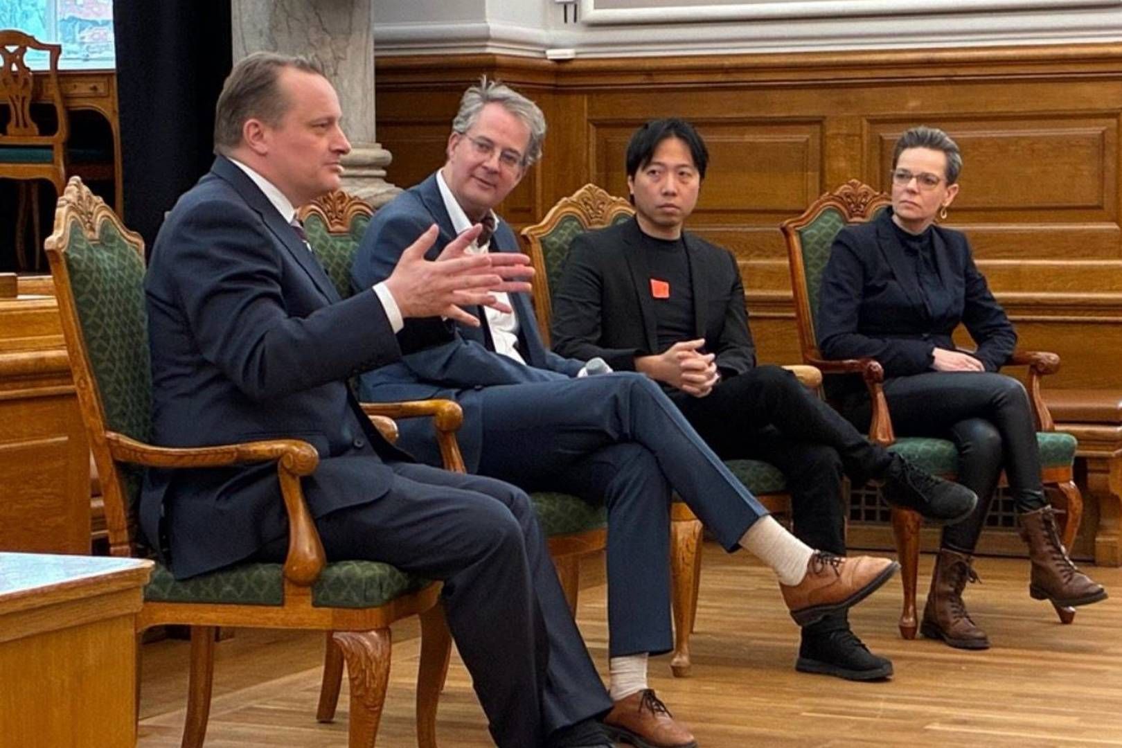Frederik Waage (tv), juraprofessor ved Syddansk Universitet, deltog onsdag i en høring angående et beslutningsforslag om at undersøge muligheden for en evt. forvaltningsdomstol. Ved siden af Frederik Waage ses familiedommer Ingo Socha, dernæst advokat Thomas Taguchi og yderst til højre privat socialrådgiver Maj Thorsen. | Foto: Frederik Waage