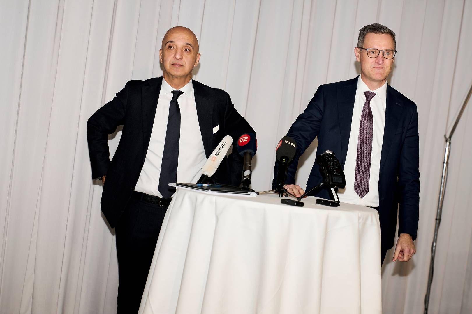 Novo Nordisks topchef Mike Doustdar (t.v.) og finansdirektør Karsten Munk Knudsen på onsdagens pressemøde. | Foto: Thomas Traasdahl
