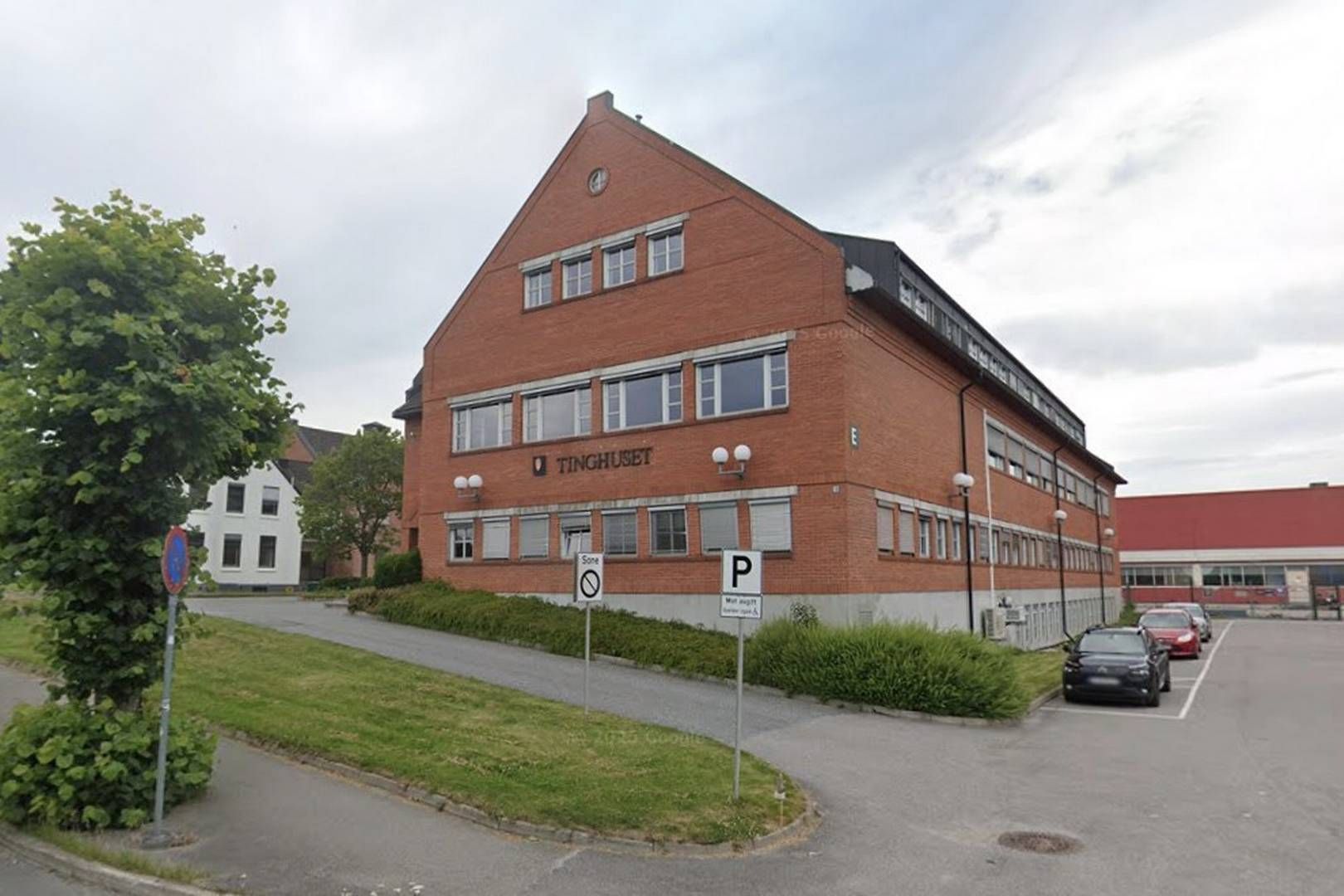 DELT I TO: Nedre Telemark tingrett og Øvre Telemark tingrett ble opprettet da Telemark tingrett ble delt i to i fjor sommer. Nedre Telemark tingrett har sitt rettssted her i Skien | Foto: Google Street View