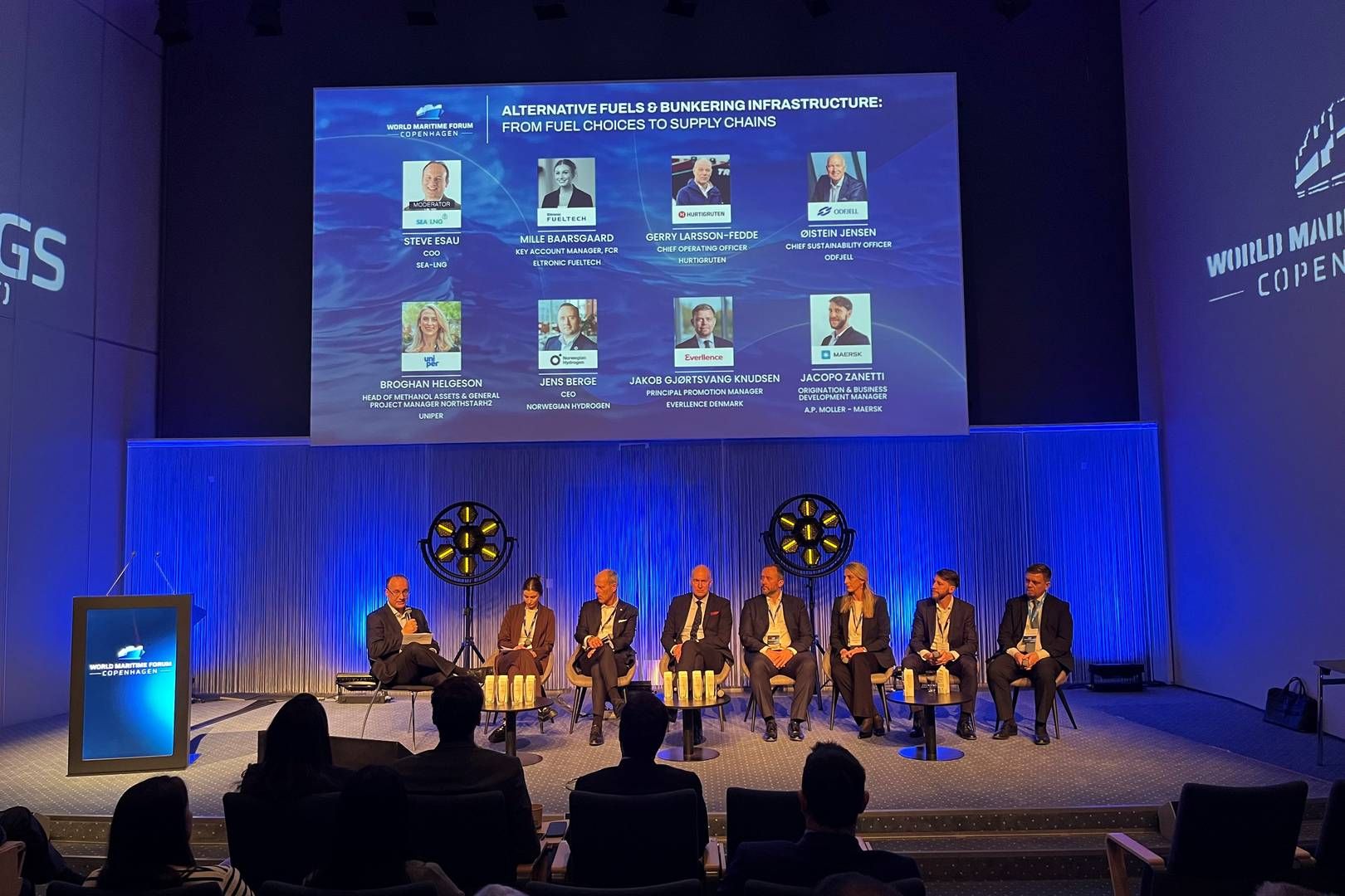 Under en paneldebat på World Maritime Forum diskuterer Broghan Helgeson (tredje fra højre) med andre aktører i den maritime branche alternative brændstoffer. | Foto: Vanessa Alexandra Kjær