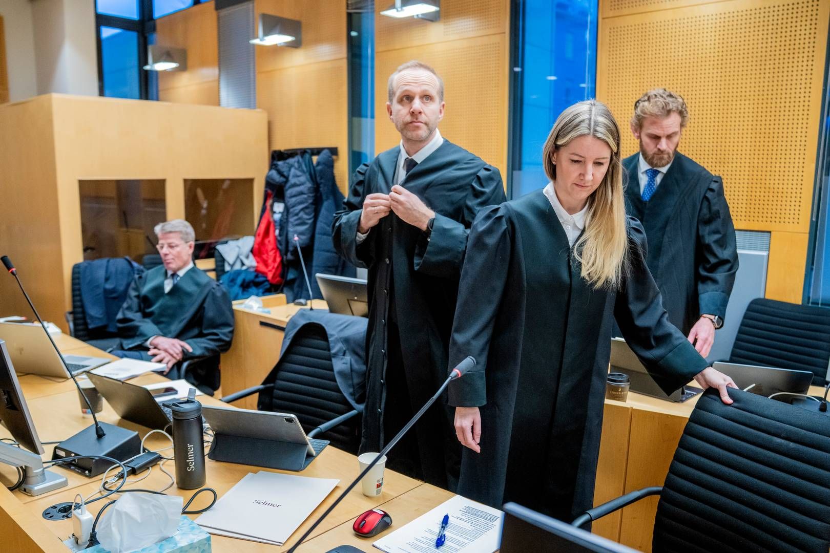 SLUTTPROSEDYRE: På bildet ser vi Selmer-partnerne Henning Rosenlund Wahlen (midt) og Fredrik Lilleaas Ellingsen (bak), sammen med Haver-partner Linda Egeland, som alle skal holde sluttprosedyre på vegne av saksøkerne. Helt til venstre sitter Haver-partner og rettslig medhjelper Toralf Haver. | Foto: Stian Lysberg Solum / NTB