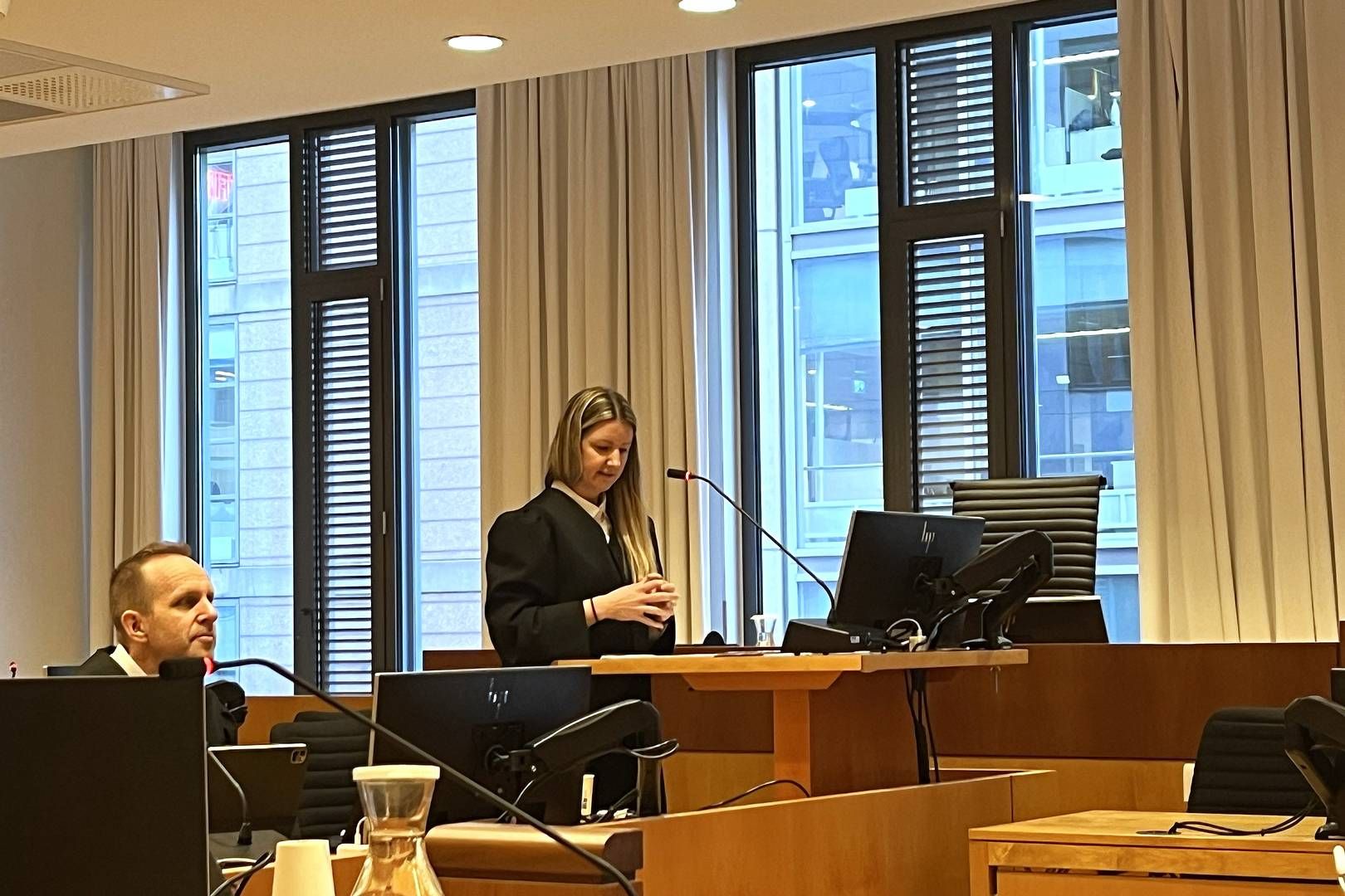PROSEDYRE: Linda Egeland, partner i Haver og prosessfullmektig for tre av pilotene, holder sluttprosedyre tirsdag. | Foto: Alexandra Lunstøeng / AdvokatWatch